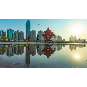 高清青岛五四广场五月的风雕塑倒影延时