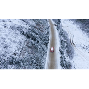 自然风景_汽车走雪路上空视角